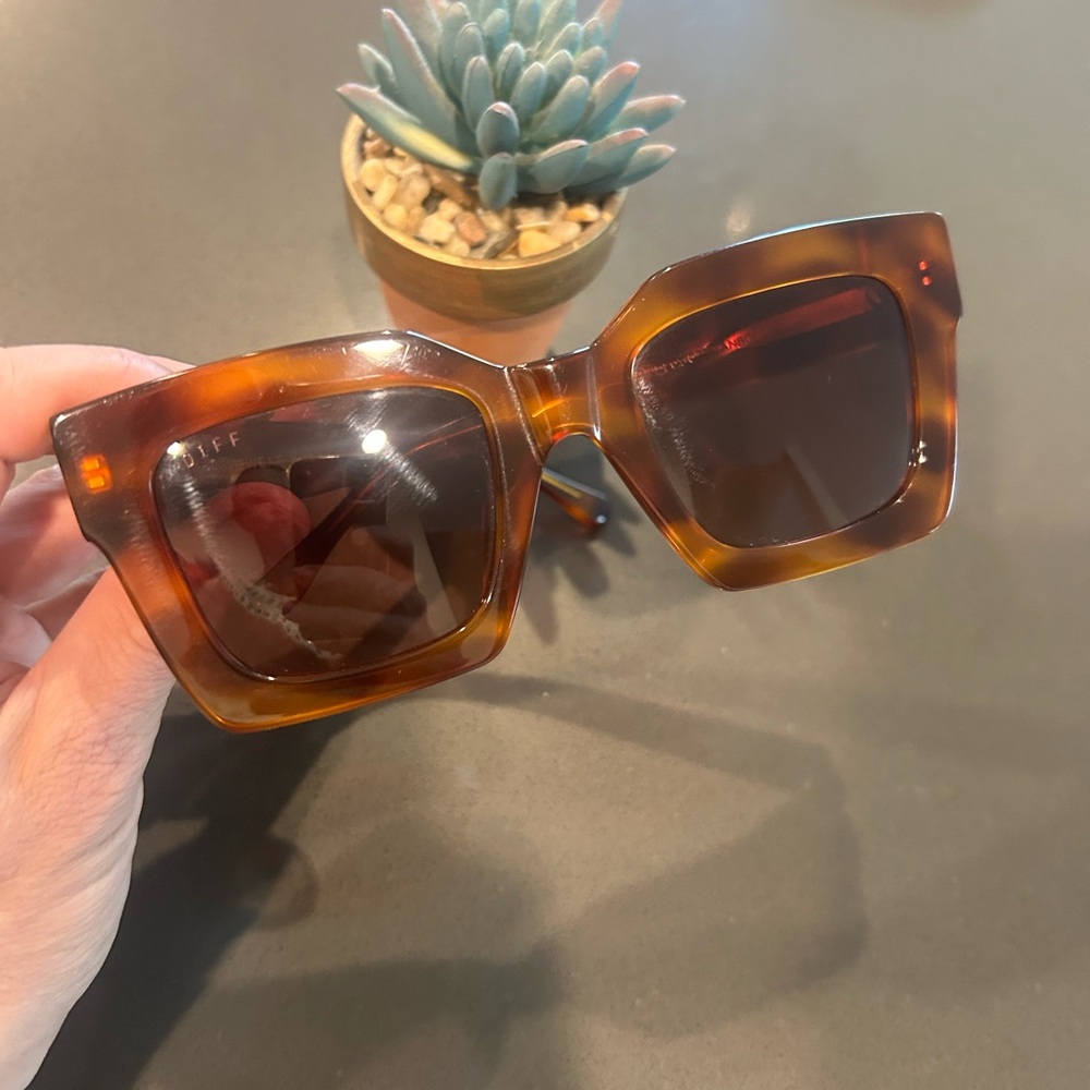 Diff Eyewear Amber Tortoise Sunglasses - image 9